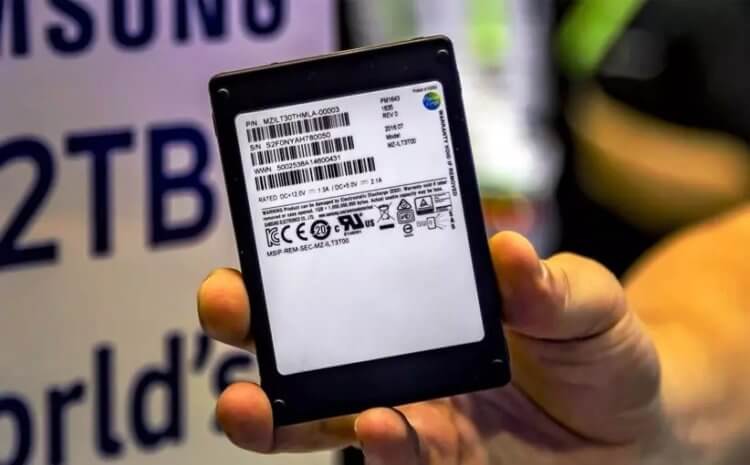 Samsung представила SSD-накопитель объемом 30 ТБ. 30-терабайтный SSD меньше, чем 60-терабайтный. Но всё-таки он довольно крупный. Фото.