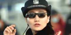 Китайскую железнодорожную полицию вооружили «умными очками». Фото.