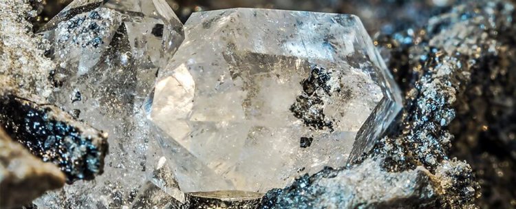 Минерологи нашли в земных алмазах «инопланетный» лед. Фото.