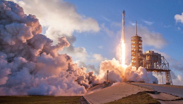 На выходных SpaceX выведет на орбиту два спутника связи. Фото.