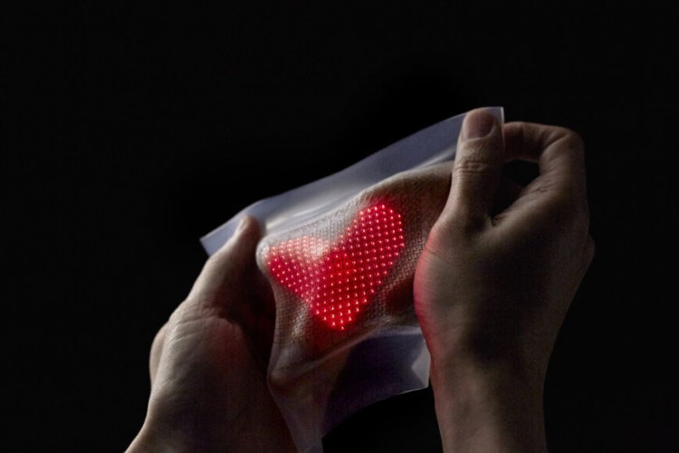 Ученые создали эластичный дисплей, который можно приклеить на тело. Фото.