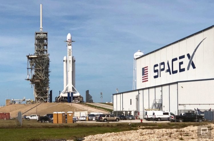 SpaceX успешно запустила сверхтяжелую ракету Falcon Heavy. Фото.
