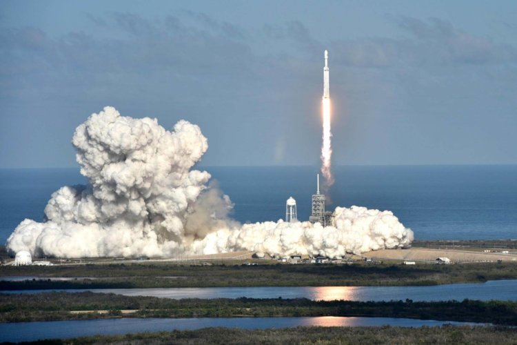 Помимо электромобиля ракета Falcon Heavy отправила в космос секретный груз. Фото.