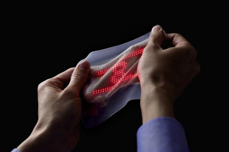 Ученые создали эластичный дисплей, который можно приклеить на тело. Фото.