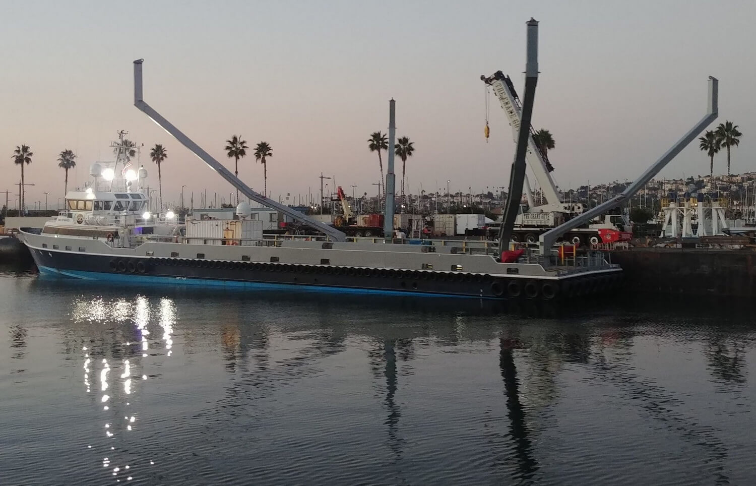 SpaceX попробует поймать часть своей ракеты с помощью гигантской сети. Фото.