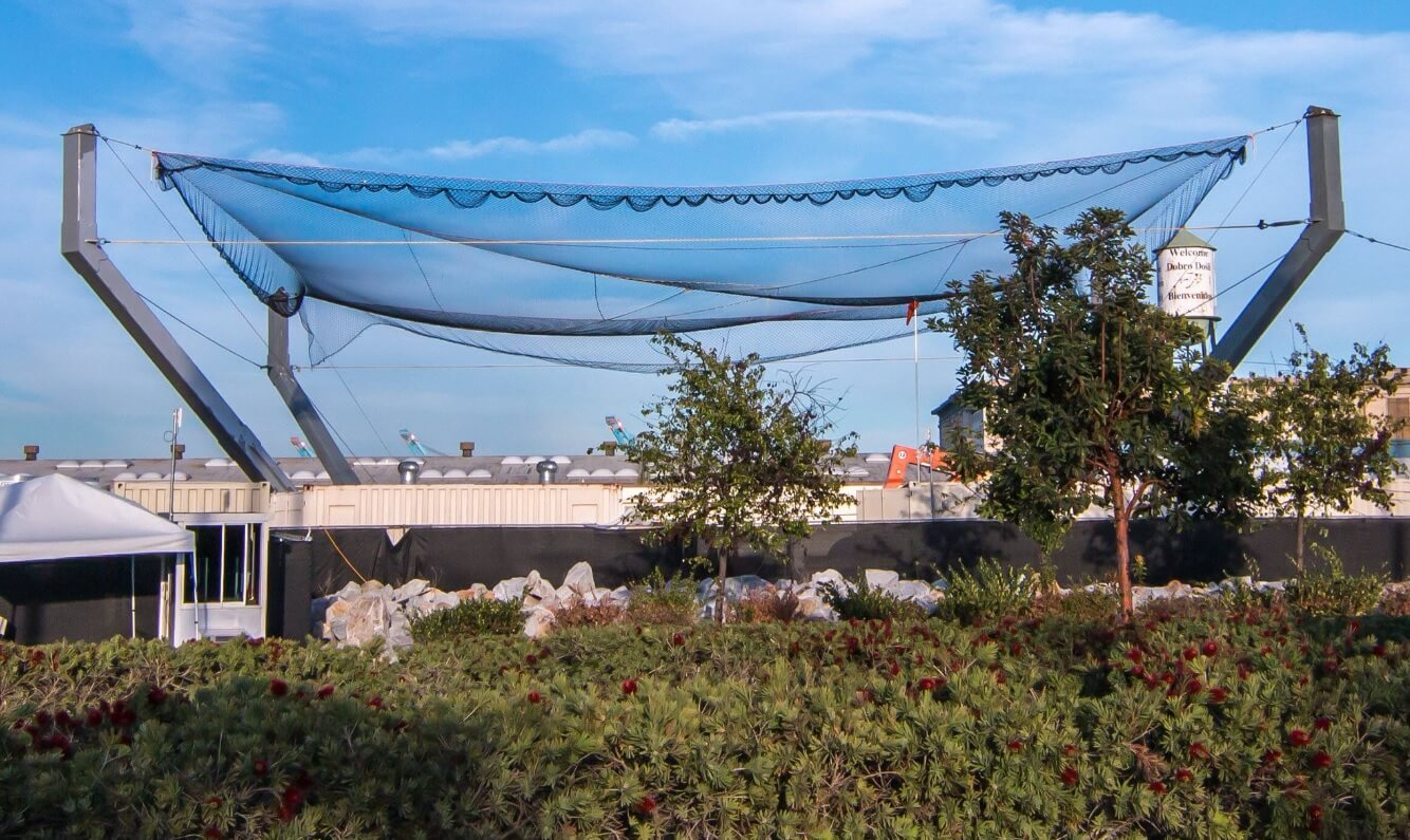 SpaceX попробует поймать часть своей ракеты с помощью гигантской сети. Фото.