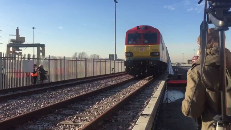 В Великобритании запустят поезда на солнечной энергии. Фото.