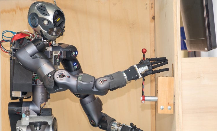 WALK-MAN: первый в мире робот-пожарный. Фото.