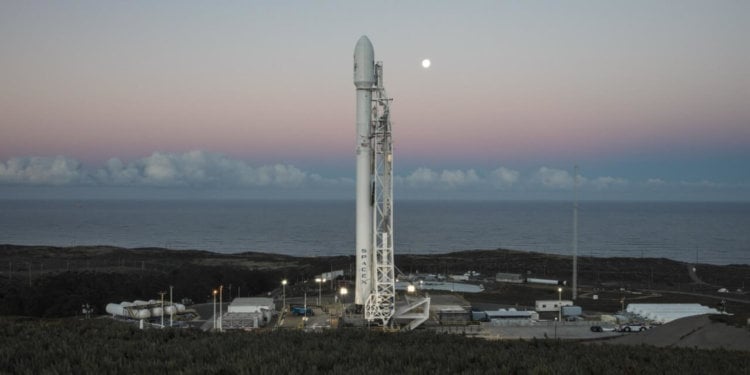 SpaceX попробует поймать часть своей ракеты с помощью гигантской сети. Фото.