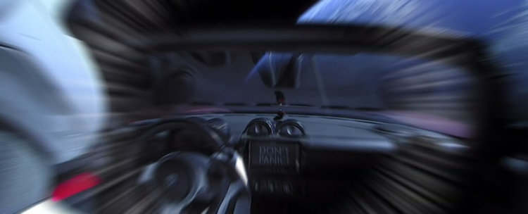 Отправленный в космос спорткар Илона Маска может упасть на Землю. Фото.