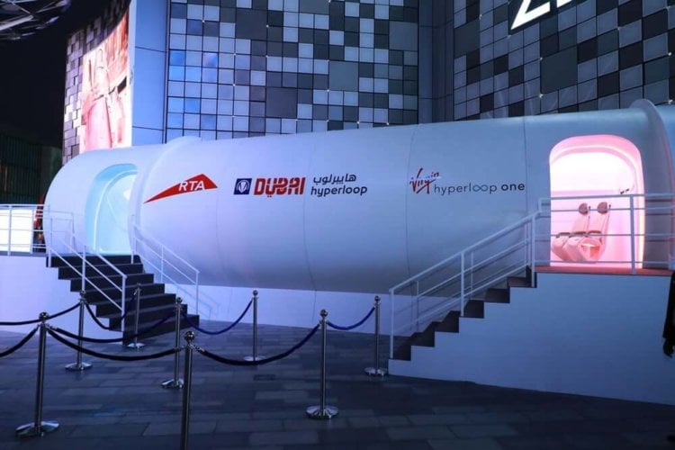 Капсулу Virgin Hyperloop One показали в Дубае. Фото.