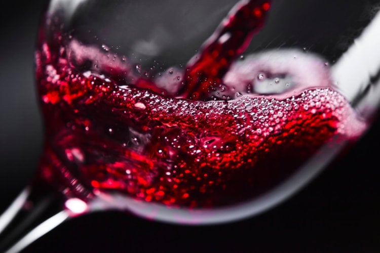 Красное вино способно предотвращать заболевания зубов и дёсен. Фото.