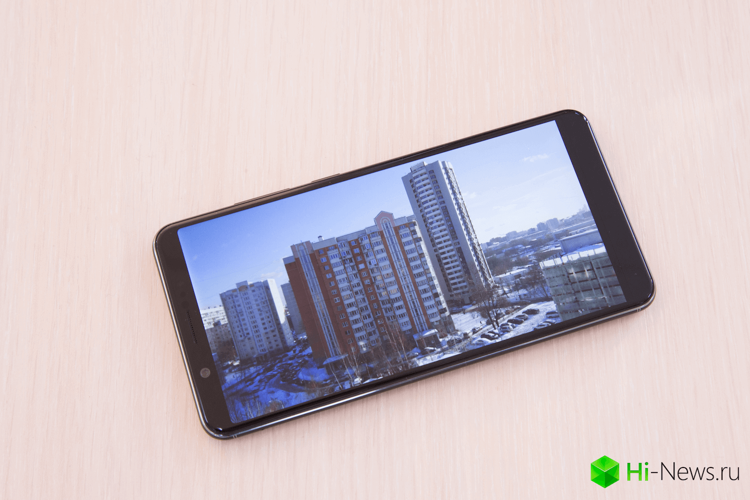 Vivо V7 Plus — смартфон, который вызывает интерес. Большой экран. Фото.