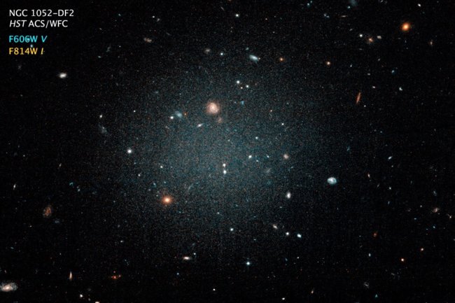 Астрономы открыли галактику, в которой почти нет темной материи. Фото.