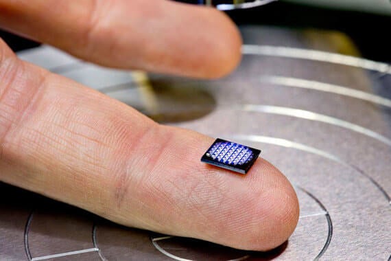 В IBM создали микрокомпьютер размером с кристалл соли. Фото.