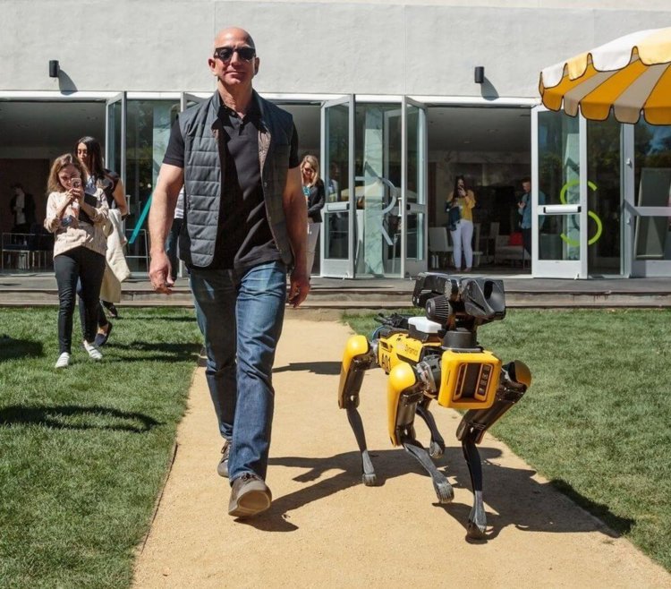 #фото дня | Глава Amazon выгулял собаку-робота Boston Dynamics. Фото.