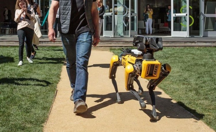 #фото дня | Глава Amazon выгулял собаку-робота Boston Dynamics. Фото.