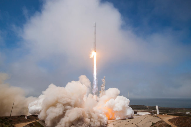 Ракета SpaceX пробила дыру в ионосфере Земли в августе 2017 года. Фото.
