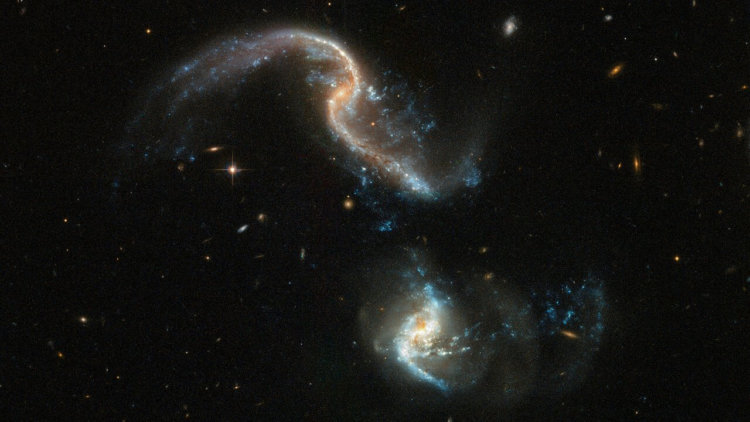 #фото дня | Телескоп «Хаббл» запечатлел две сливающиеся галактики. Фото.