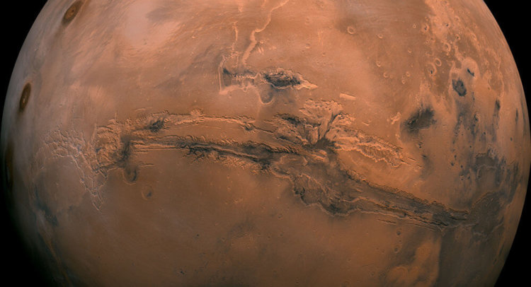 Планетологи уточнили, когда на Марсе могли появиться океаны. Фото.