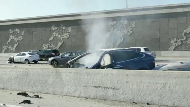 Tesla опубликовала отчет об аварии с участием Model X, в которой погиб водитель. Фото.