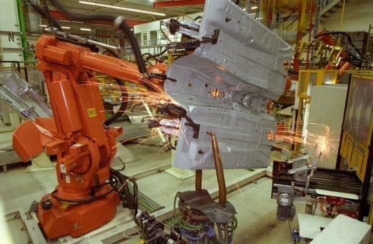 Роберт Уильямс. Робот на производстве. Фото.