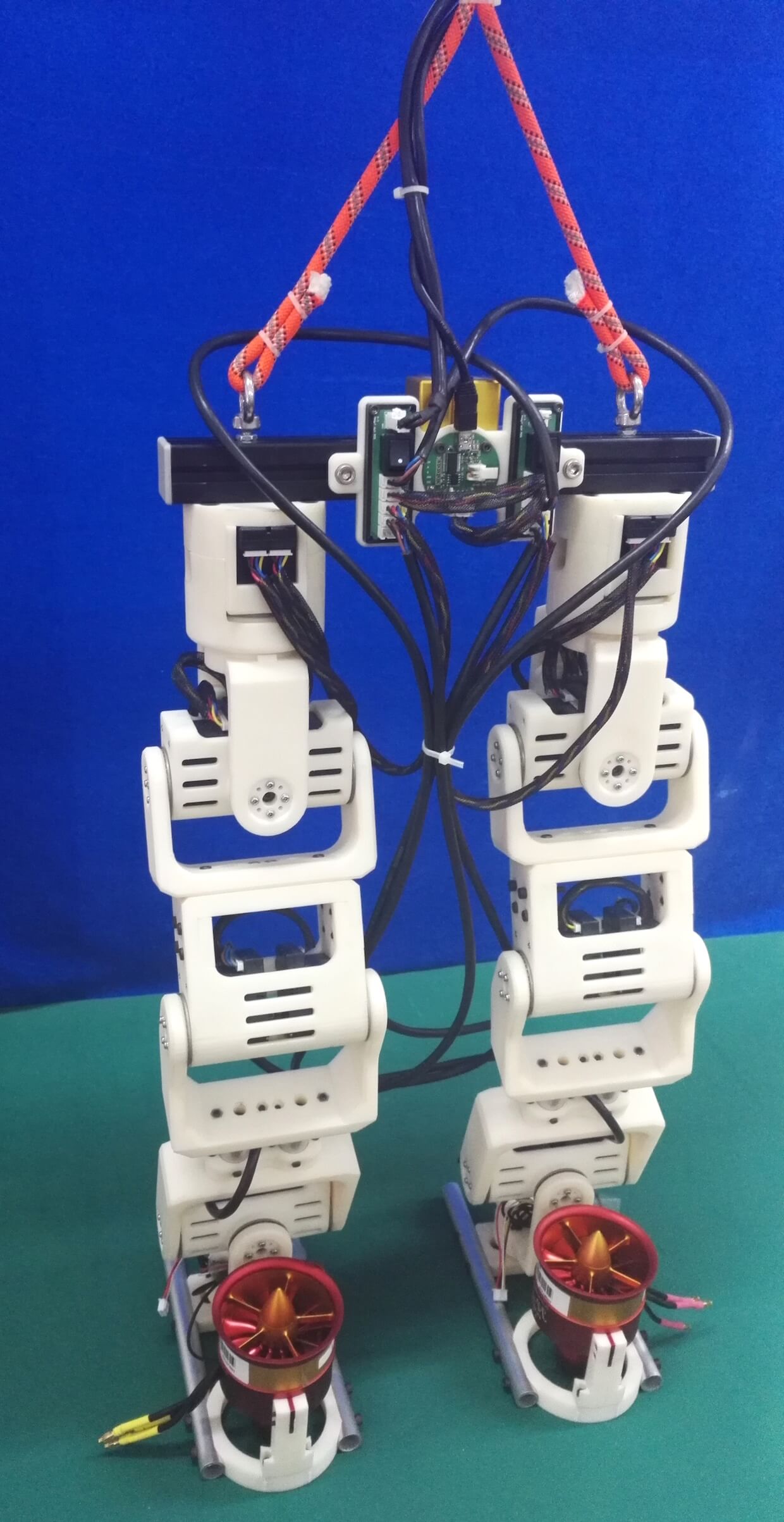 Jet-HR1: робот, который поддерживает равновесие при помощи пропеллеров