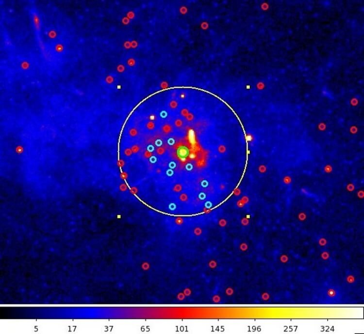 Астрономы нашли несколько тысяч черных дыр в центре Млечного Пути. Фото.