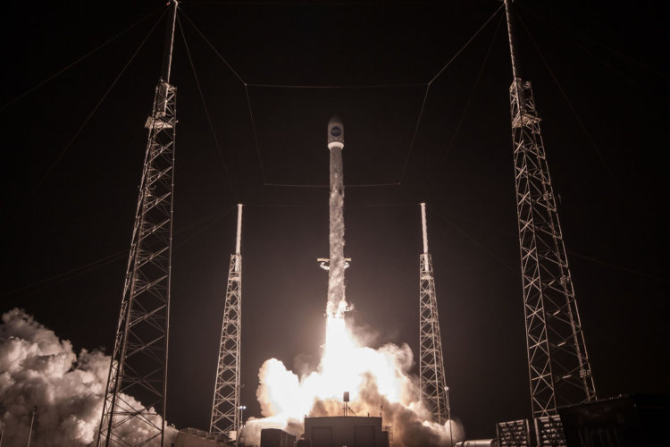 «Слегка безумно», но SpaceX будет замедлять падающие ступени воздушными шарами. Фото.