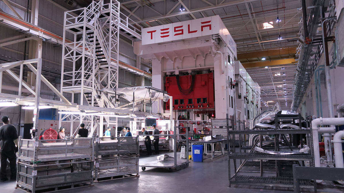 Илон Маск чрезмерную автоматизацию завода Tesla назвал ошибкой