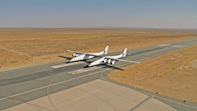 Этим летом может состояться первый полет самого большого в мире самолета. Фото.