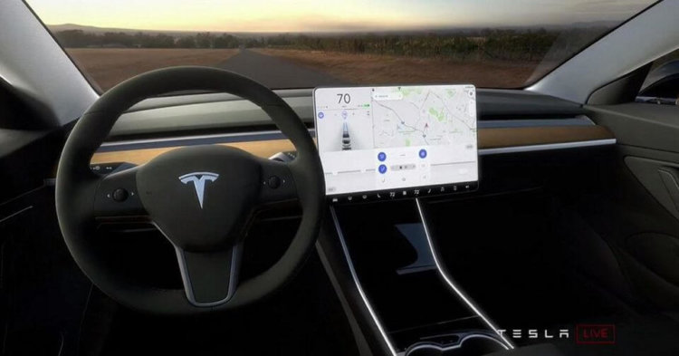 Владельца Tesla на полтора года лишили прав за брошенный руль. Фото.