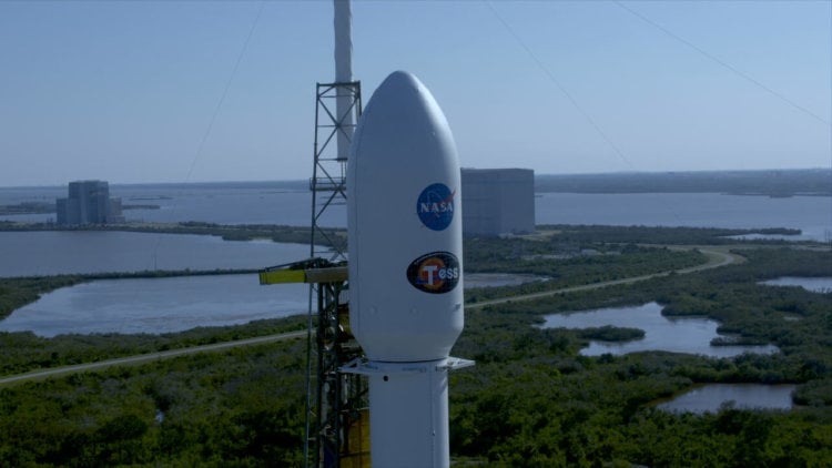 SpaceX успешно вывела новый космический телескоп TESS на орбиту. Фото.