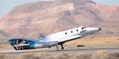 Новый космоплан Virgin Galactic провел первый пилотируемый полет на ракетной тяге. Фото.