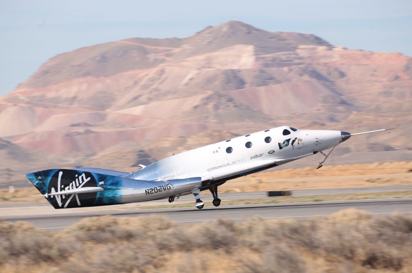 Новый космоплан Virgin Galactic провел первый пилотируемый полет на ракетной тяге