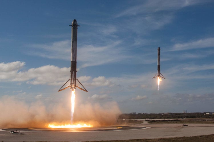 На пути к Марсу. Синхронная посадка двух боковых ускорителей первой ступени ракеты-носителя Falcon Heavy на мысе Канаверал. Фото.
