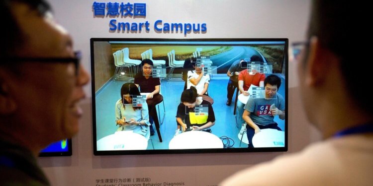 Технология распознавания лиц проверяет китайских школьников каждые 30 секунд. Фото.