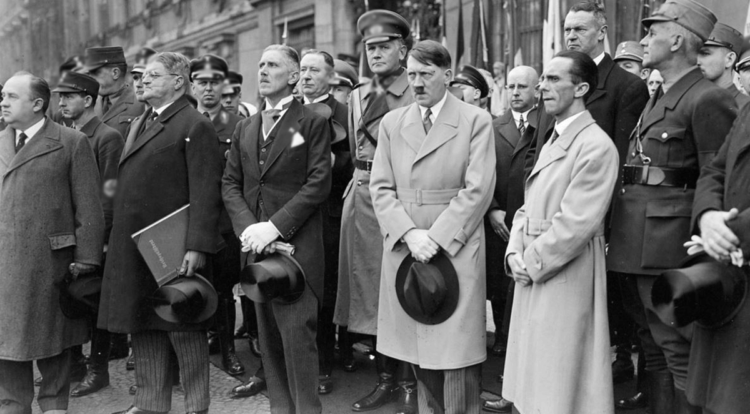 Конец теориям заговора: Гитлер точно умер в 1945. Фото.