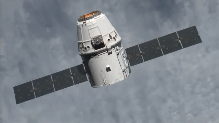 Грузовая капсула SpaceX Dragon успешно вернула на Землю мышей и другой груз. Фото.