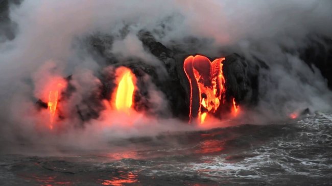 Новые данные об извержении на Гавайях: усиление потоков лавы и первая жертва. Фото.