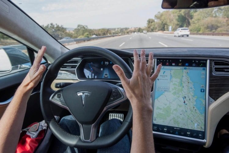 Новые подробности недавней аварии Tesla Model S: автопилот работал, водитель смотрел на смартфон. Фото.