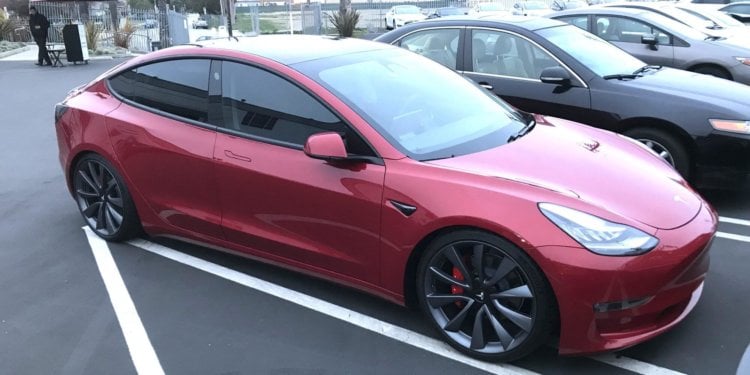 Tesla представила более быстрые и мощные версии Model 3: AWD и Performance. Фото.