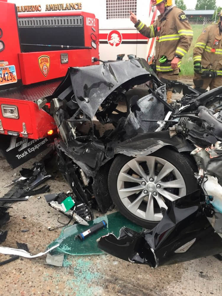 Tesla Model S разбилась о пожарную машину на светофоре. Фото.