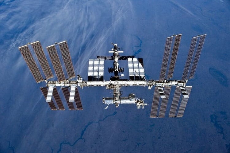 Она на самом деле падает. Международная космическая станция. Фото.