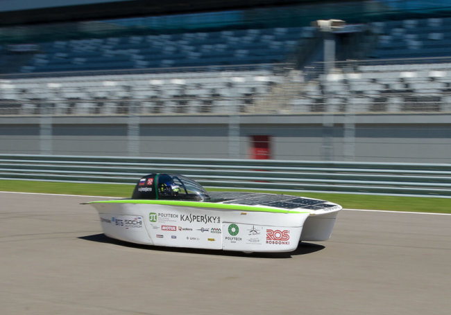 Первый российский солнцемобиль прошел испытания на трассе Формулы-1. Фото.