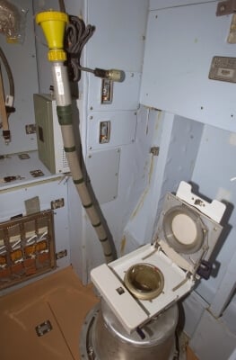 Есть ли туалет на МКС? Так выглядит туалет на МКС. Фото.