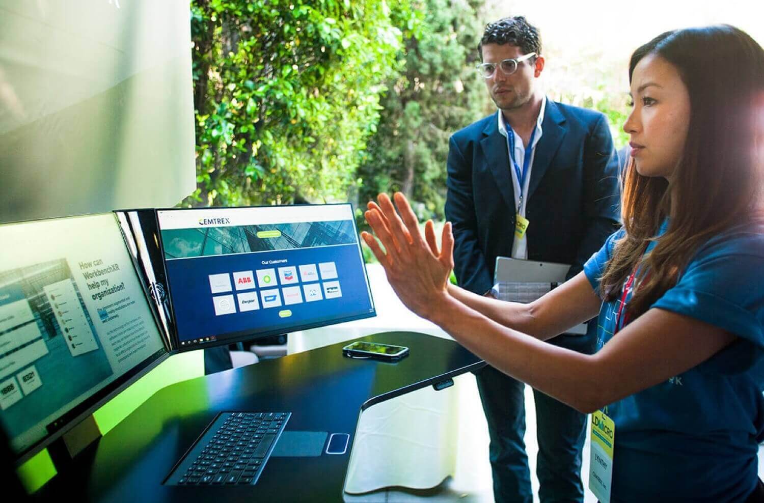 Представлен умный стол, в который встроено все для работы. Фото.