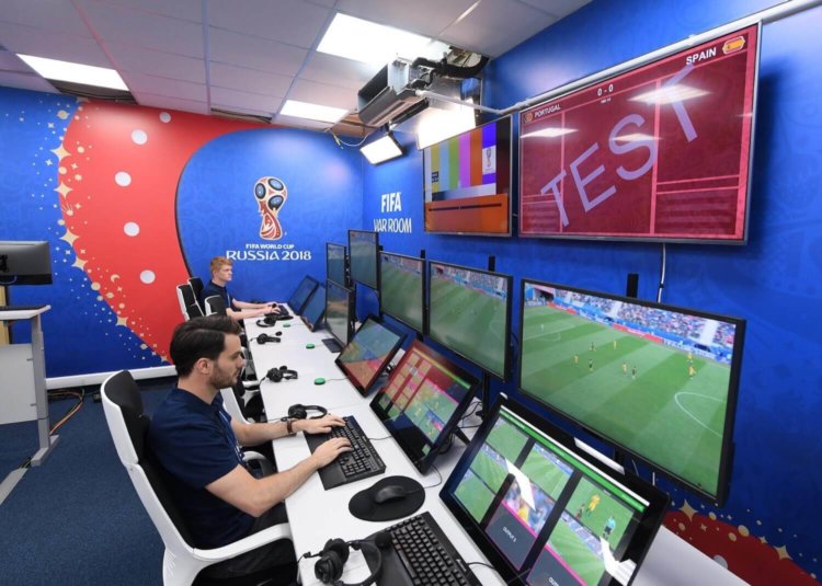 Как работает видеорефери на чемпионате мира по футболу в России. Как работает видеорефери. Фото.