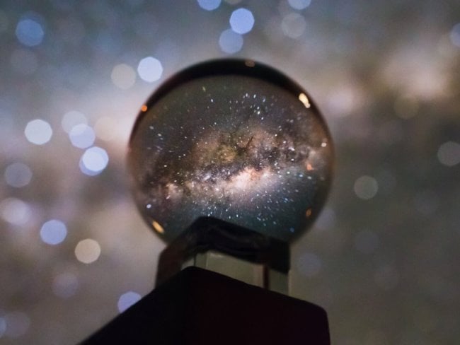 Фотография Млечного Пути через хрустальный шар выглядит ошеломительно. Фото.