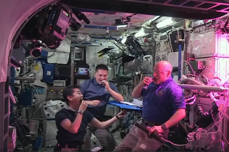 Будущее космической еды. Астронавты NASA Скотт Келли (справа) и Челл Линдгрен (в центре) с японским астронавтом Кимия Юи пробуют листья свежевыращенного в рамках космического эксперимента Veggie красного салата. Фото.